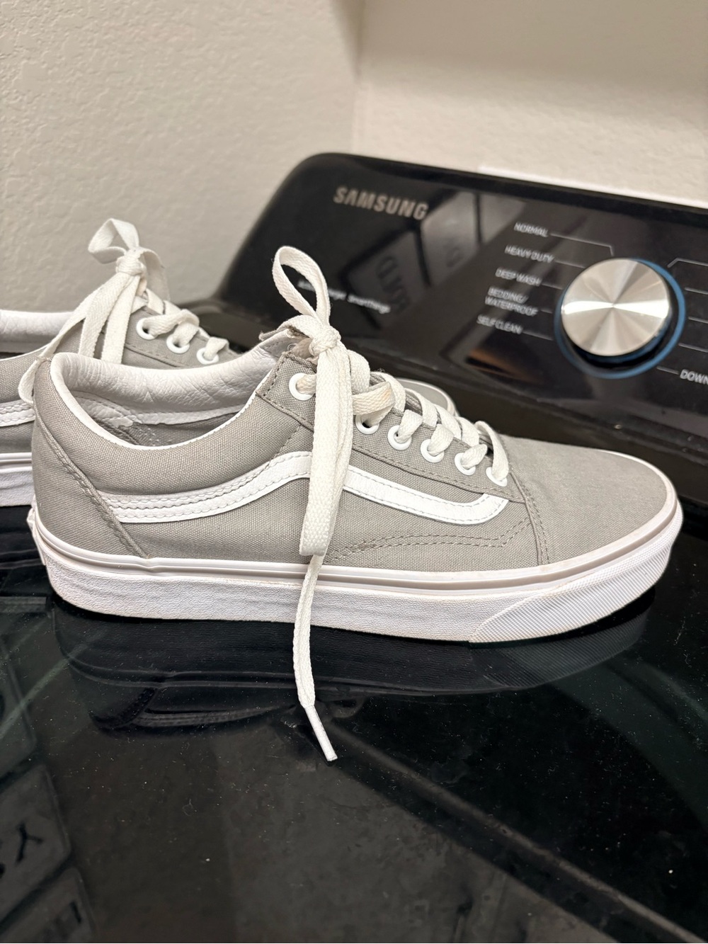 Vans Low-Top Sneakers in Light Gray and White - Women